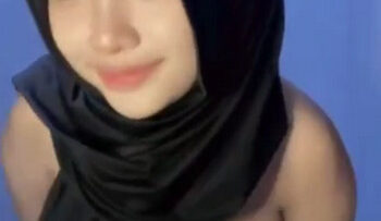 Adina Hijab Pamer Bogel.jpg