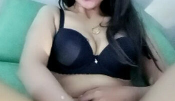 NUNA Ngangkang Colok Pakai Jari.jpg